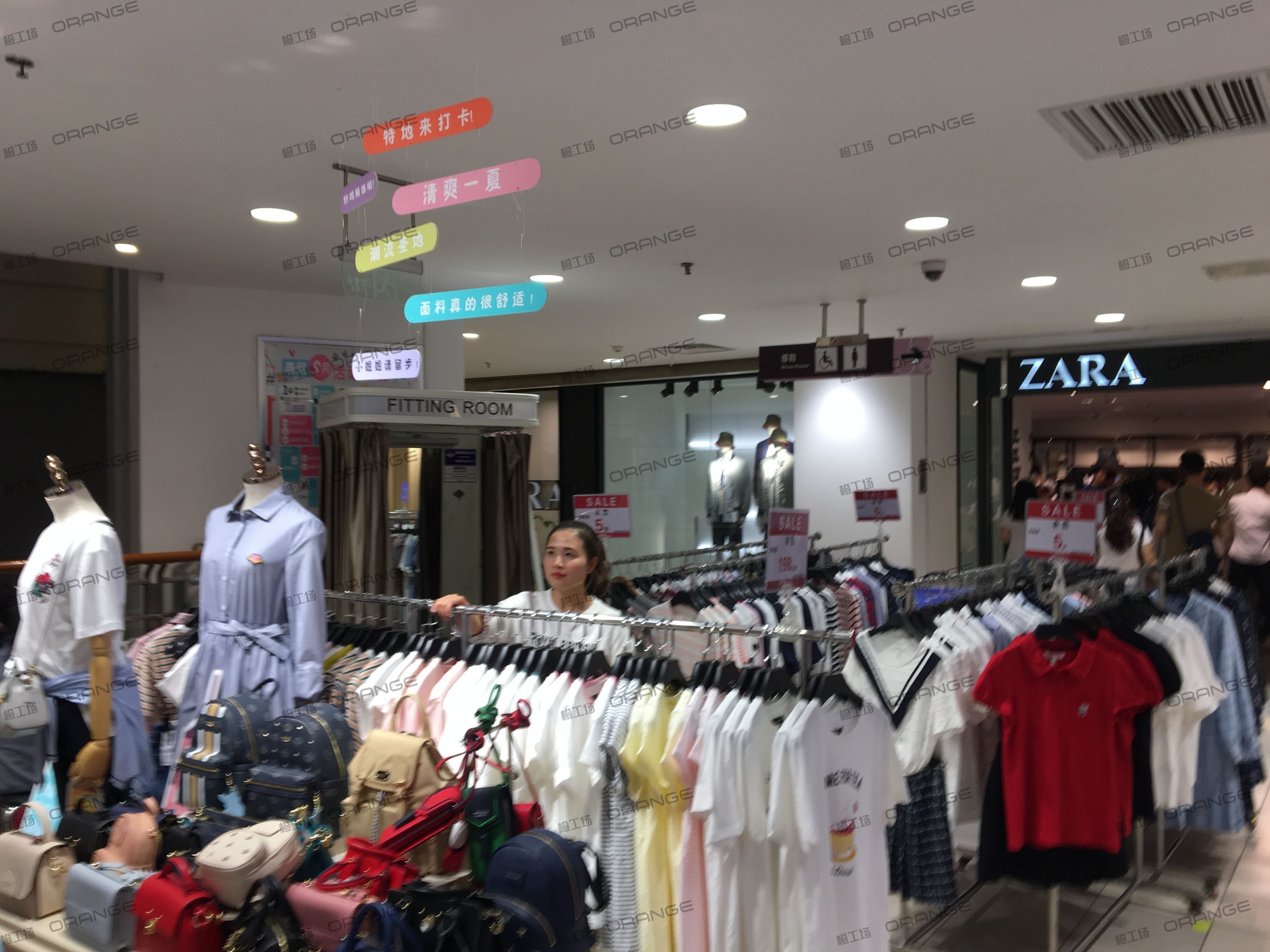 成都伊藤洋华堂（春熙路店）-室内二层南侧扶梯北2