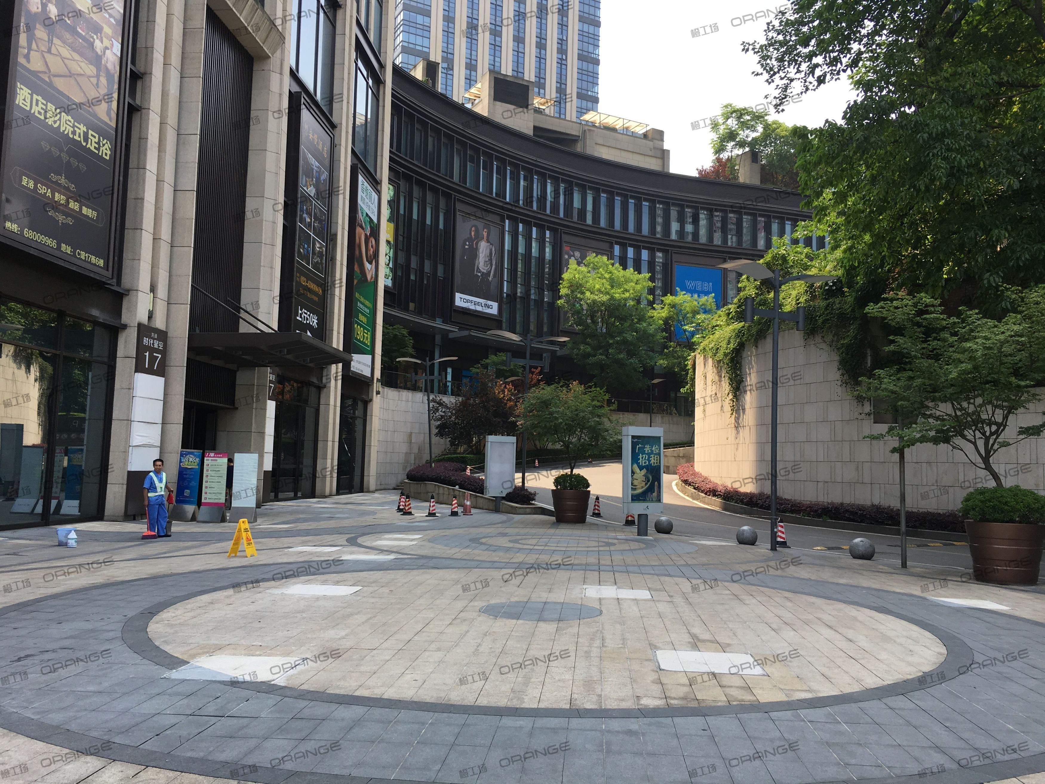 重庆龙湖时代天街C馆-室外东侧17栋门前广场2