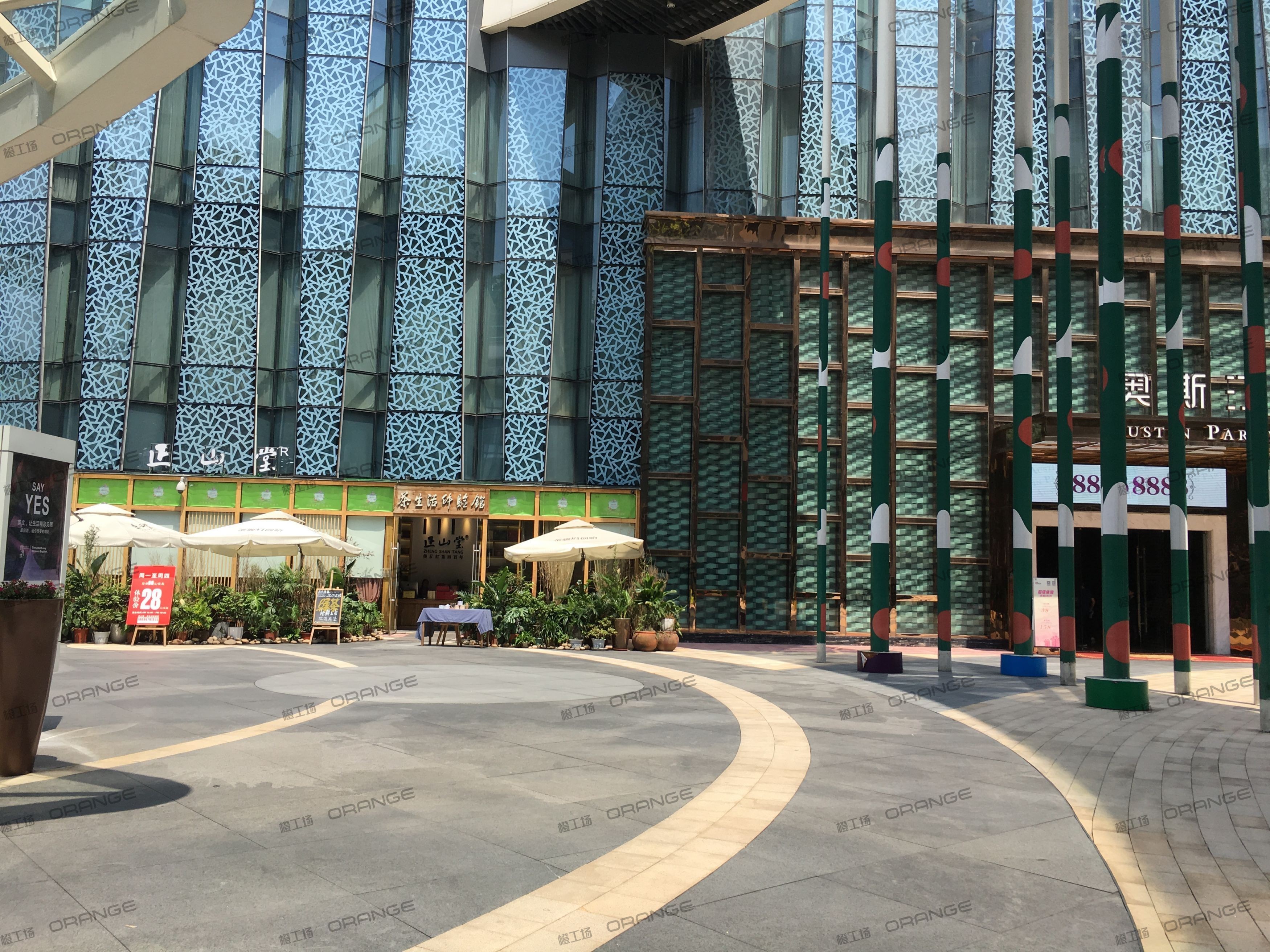 重庆龙湖时代天街C馆-室外东侧2号门门前广场北1