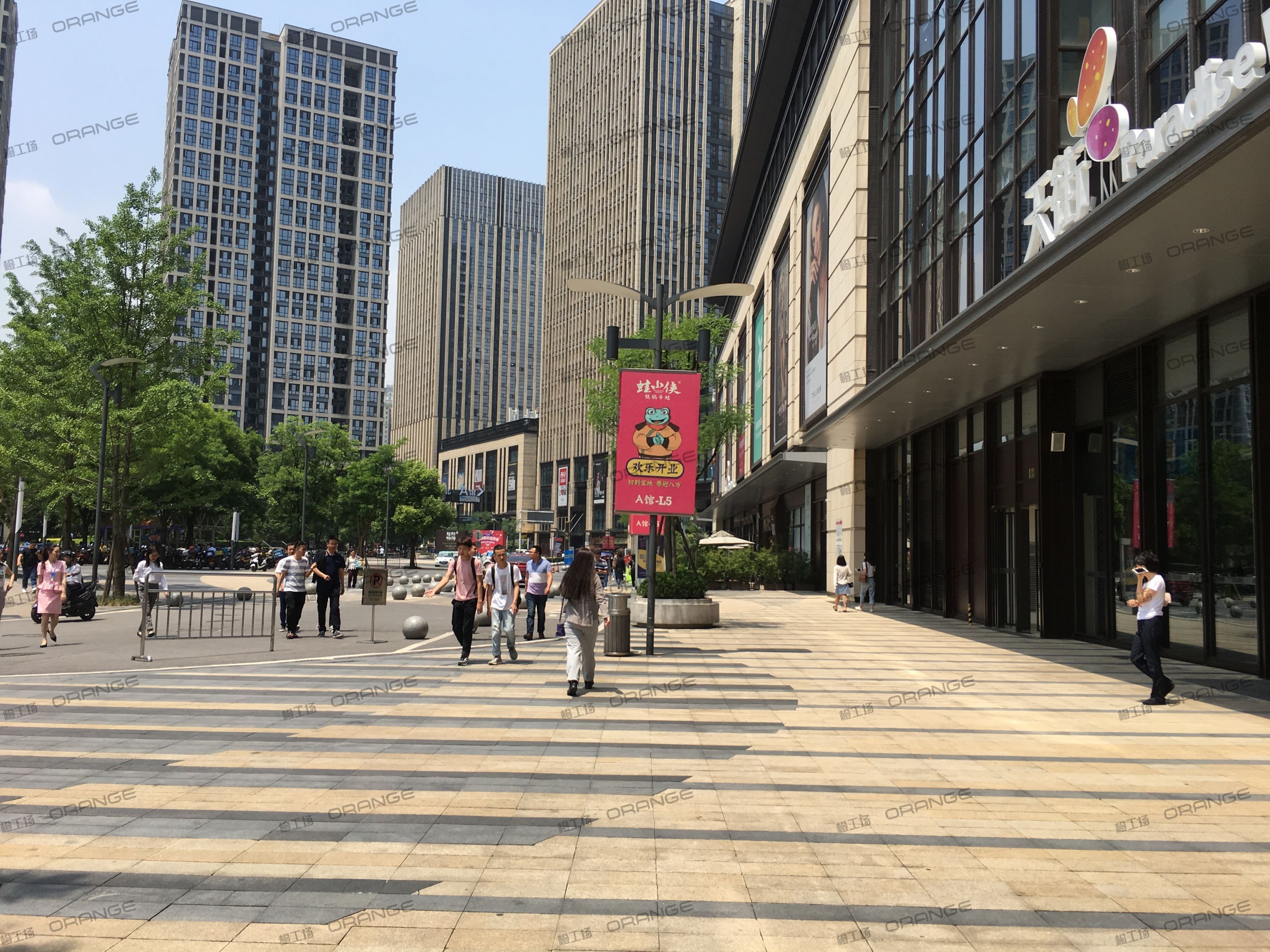 重庆龙湖时代天街C馆-室外西侧4号门门前4