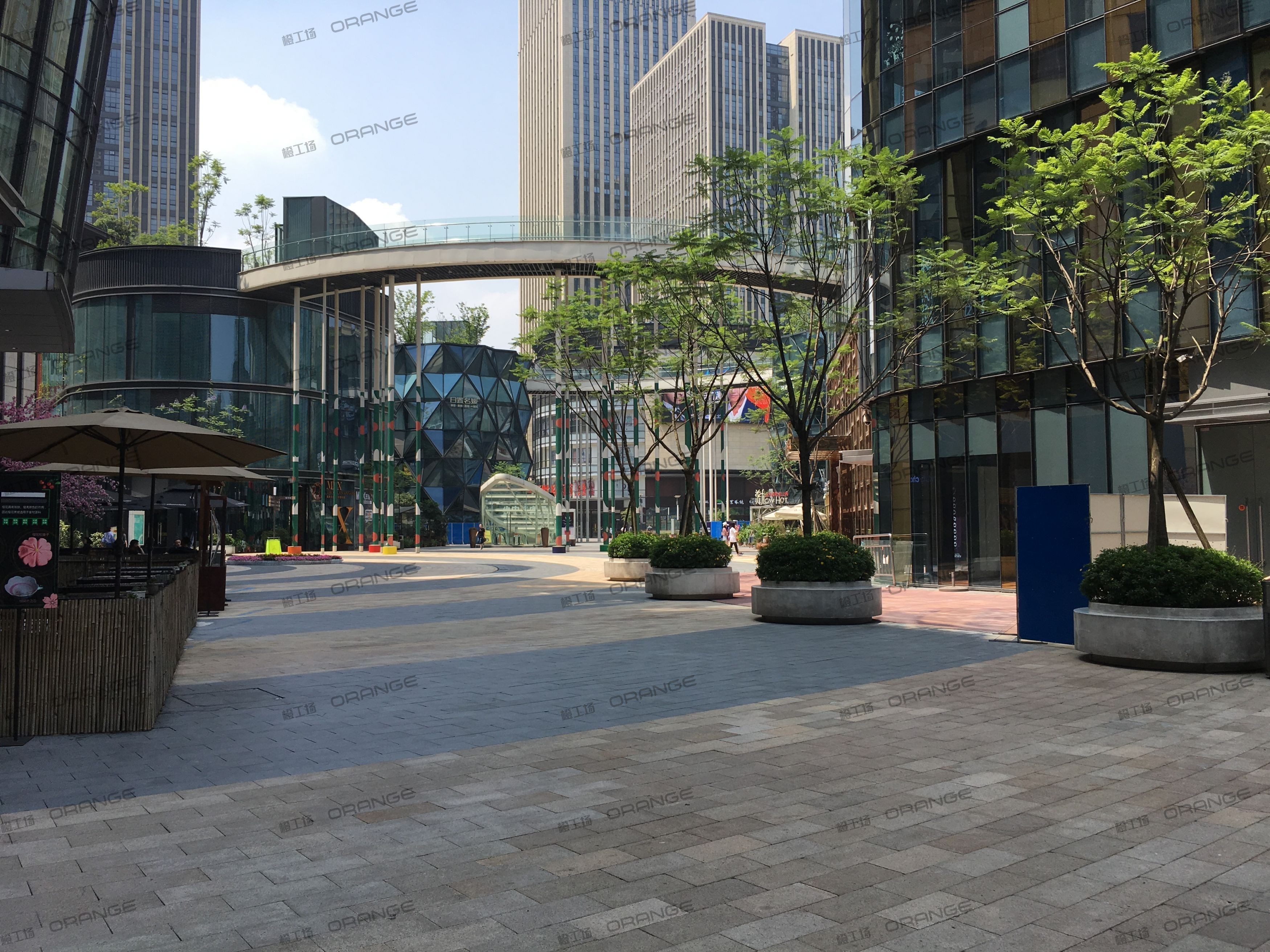 重庆龙湖时代天街C馆-室外东侧2号门门前广场南2