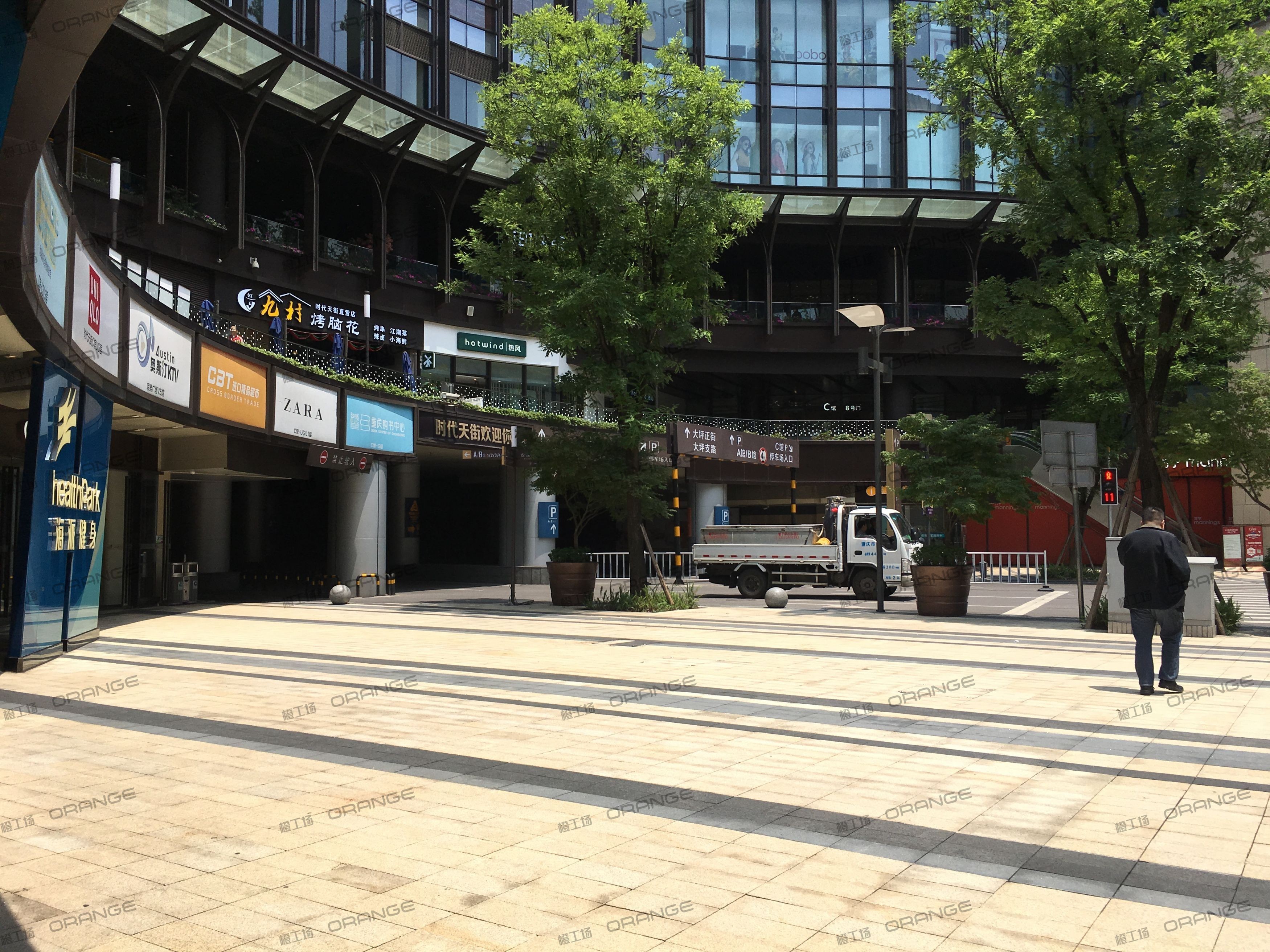 重庆龙湖时代天街C馆-室外西侧14号门前广场4
