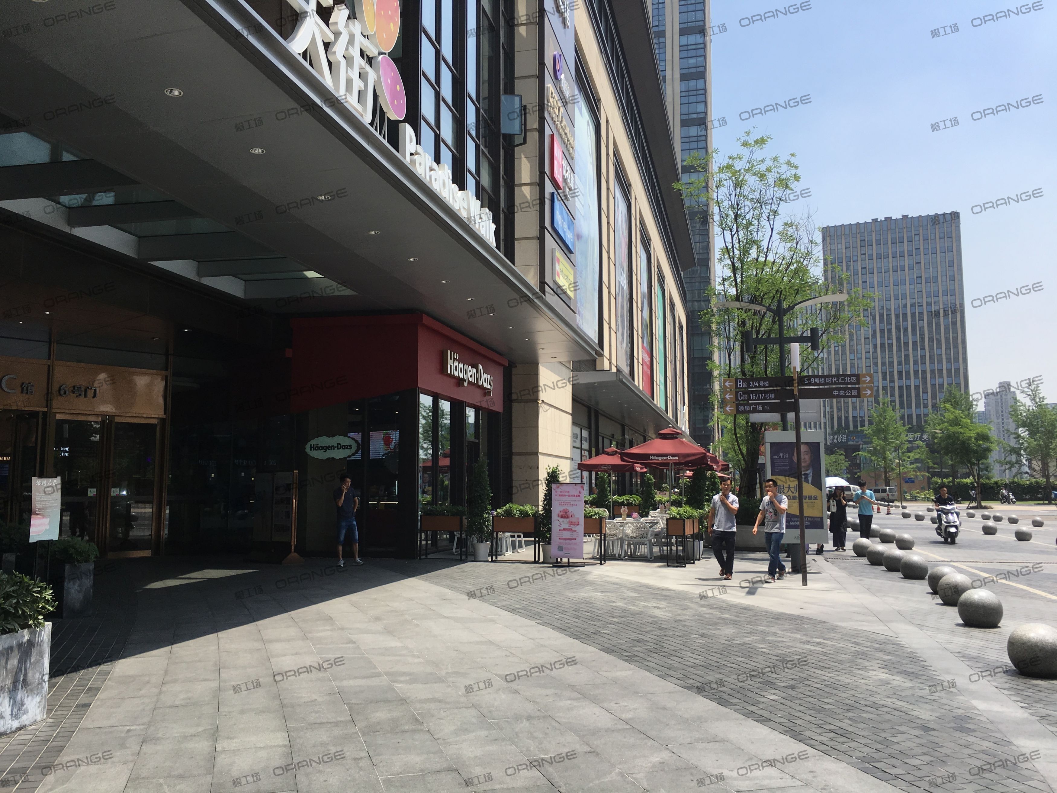 重庆龙湖时代天街C馆-室外西侧6号门门前4