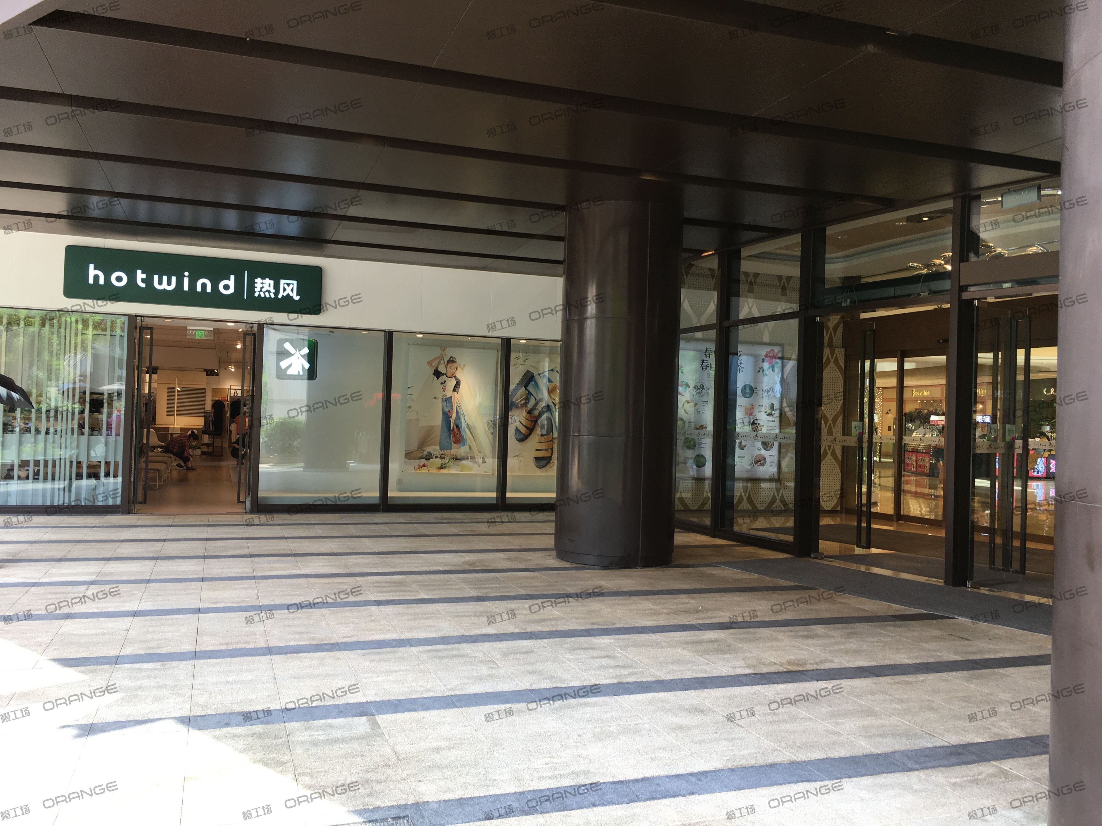 重庆龙湖时代天街C馆-室外西侧8号门前广场3