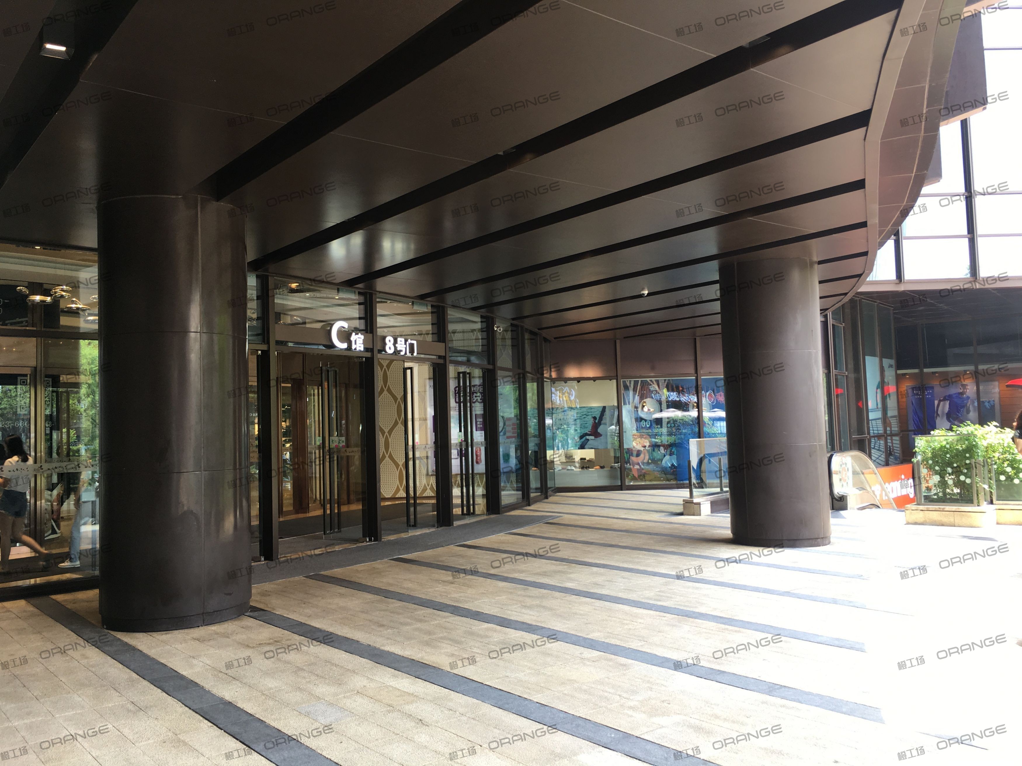重庆龙湖时代天街C馆-室外西侧8号门前广场2