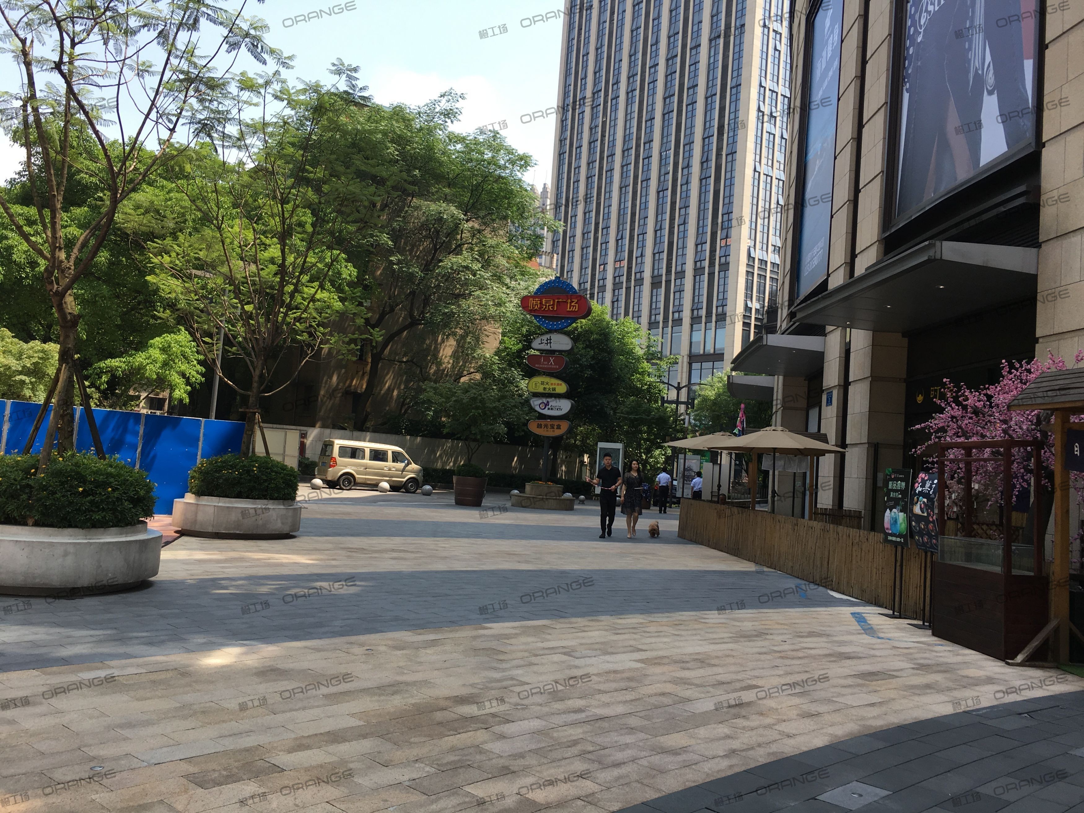 重庆龙湖时代天街C馆-室外东侧2号门门前广场南4