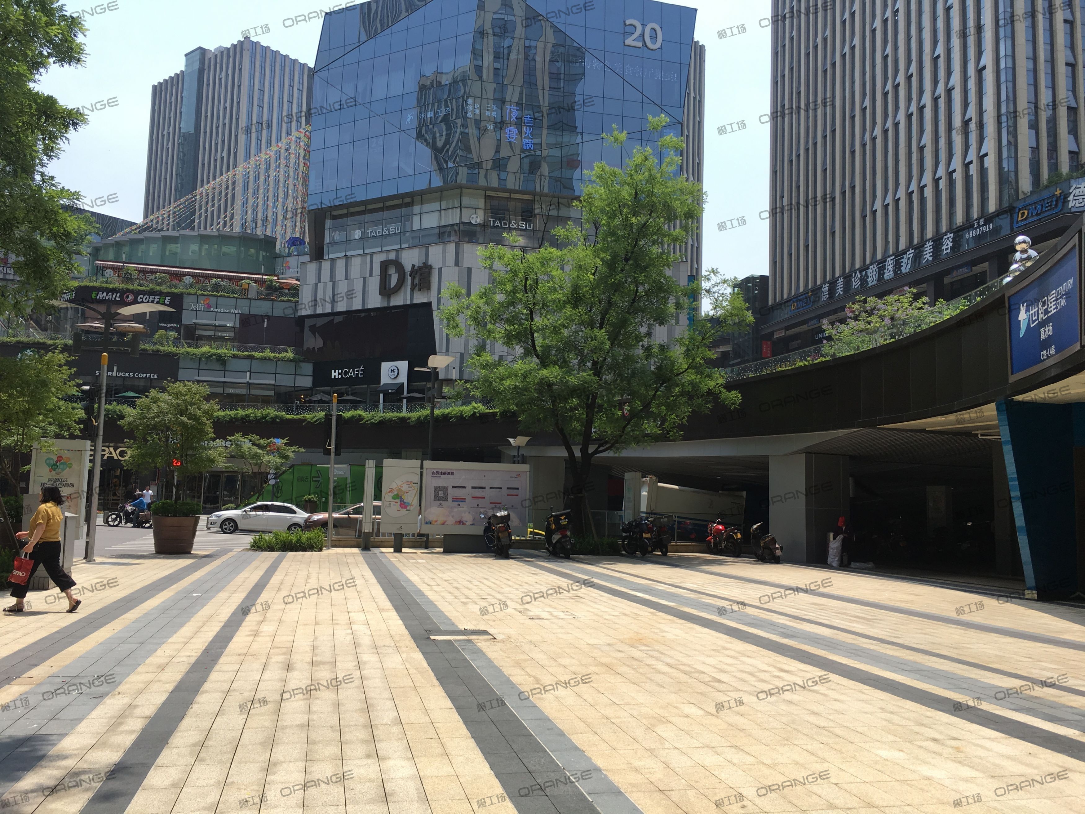 重庆龙湖时代天街C馆-室外西侧14号门前广场3