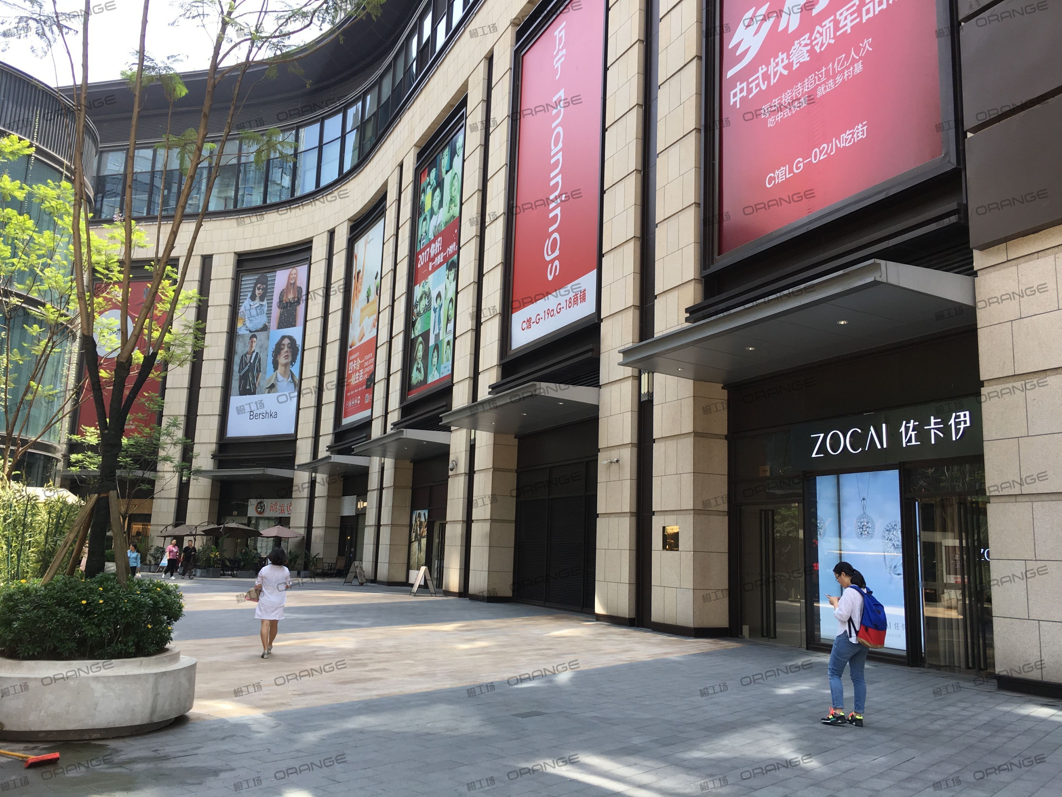 重庆龙湖时代天街C馆-室外东侧1号门门前3