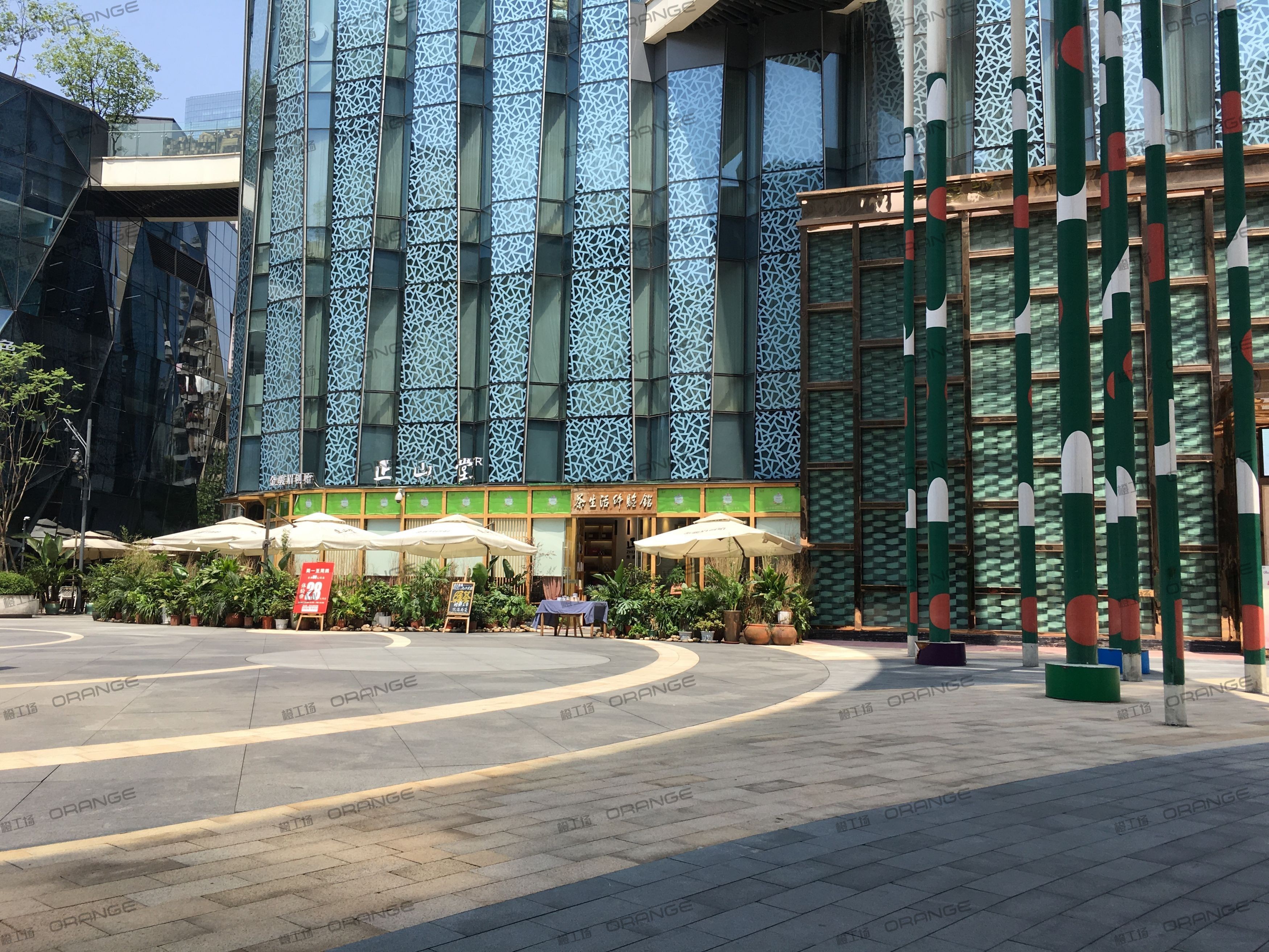 重庆龙湖时代天街C馆-室外东侧2号门门前广场北3