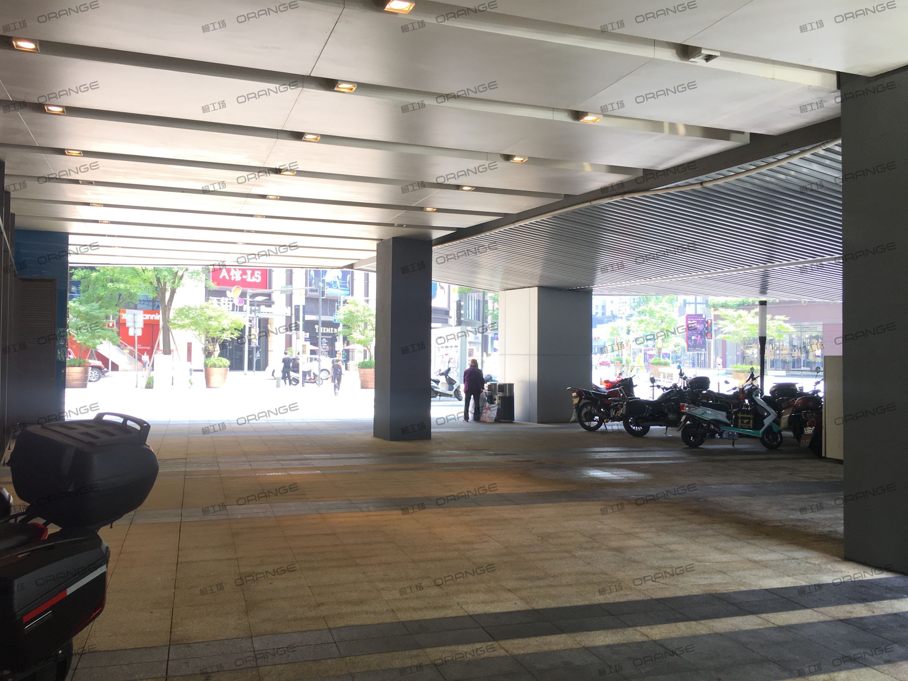 重庆龙湖时代天街C馆-室外西侧14号门前广场西2