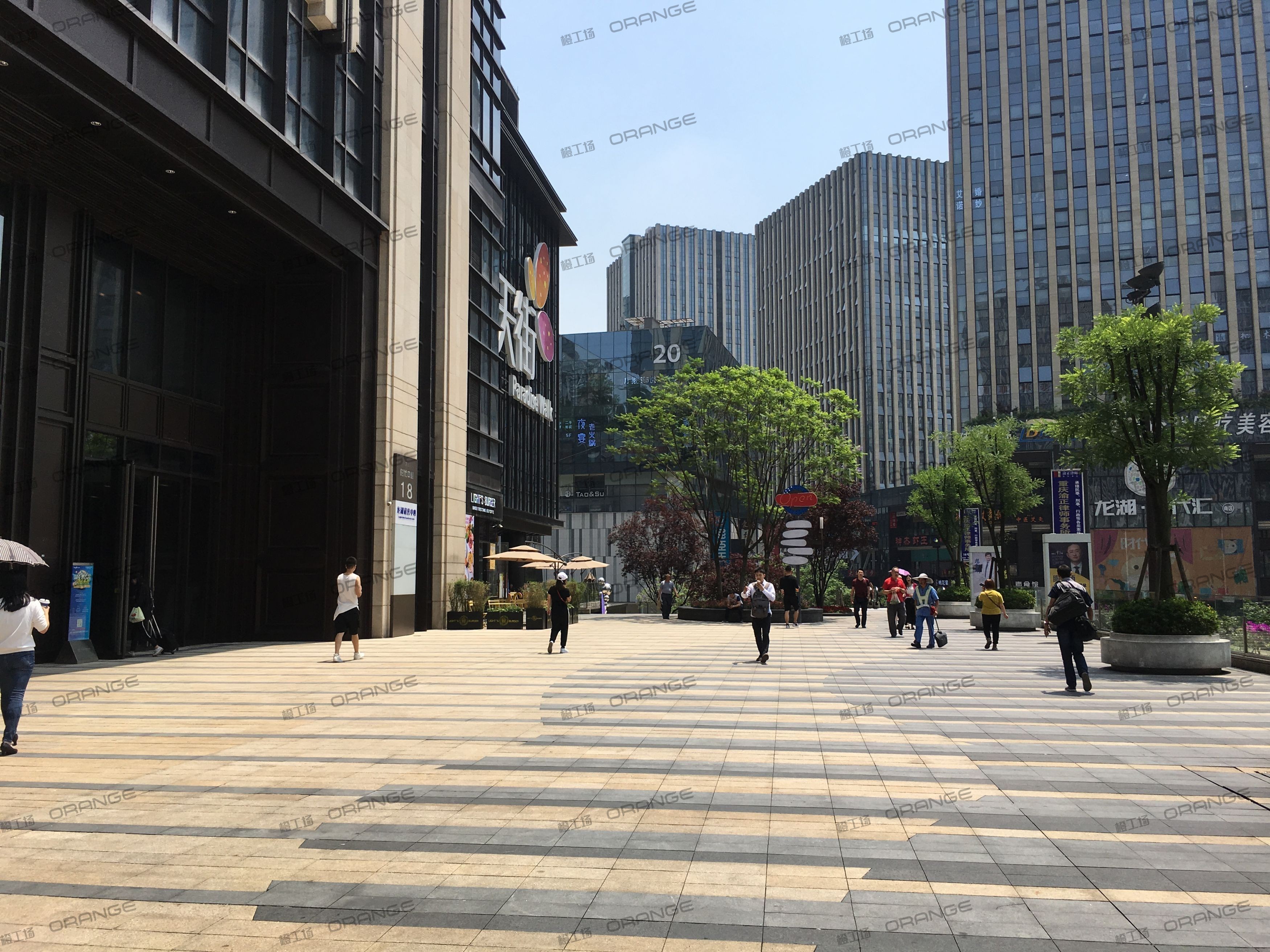 重庆龙湖时代天街C馆-室外西侧18号楼门前2
