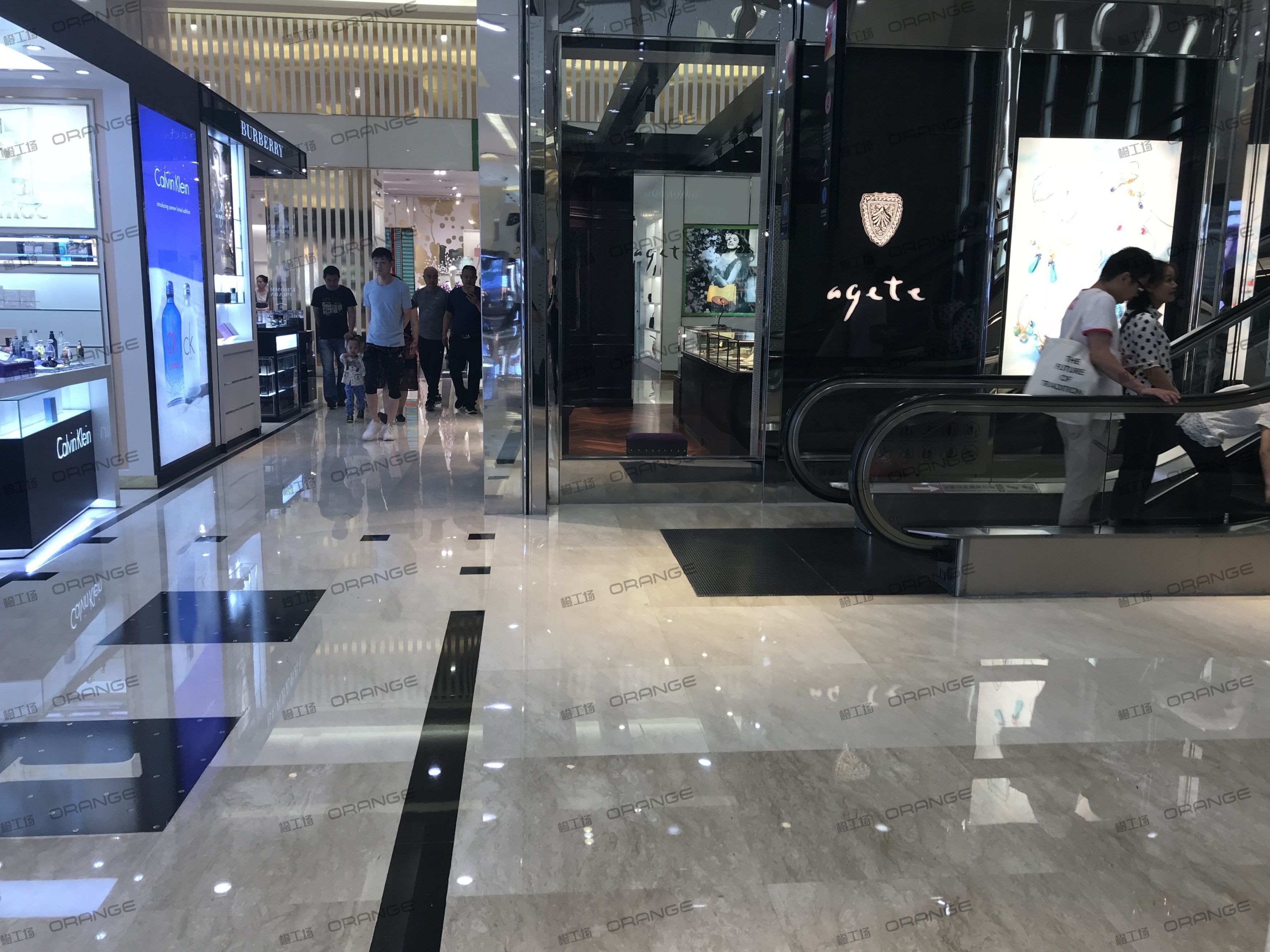 武汉群光广场-室内一层西扶梯南2
