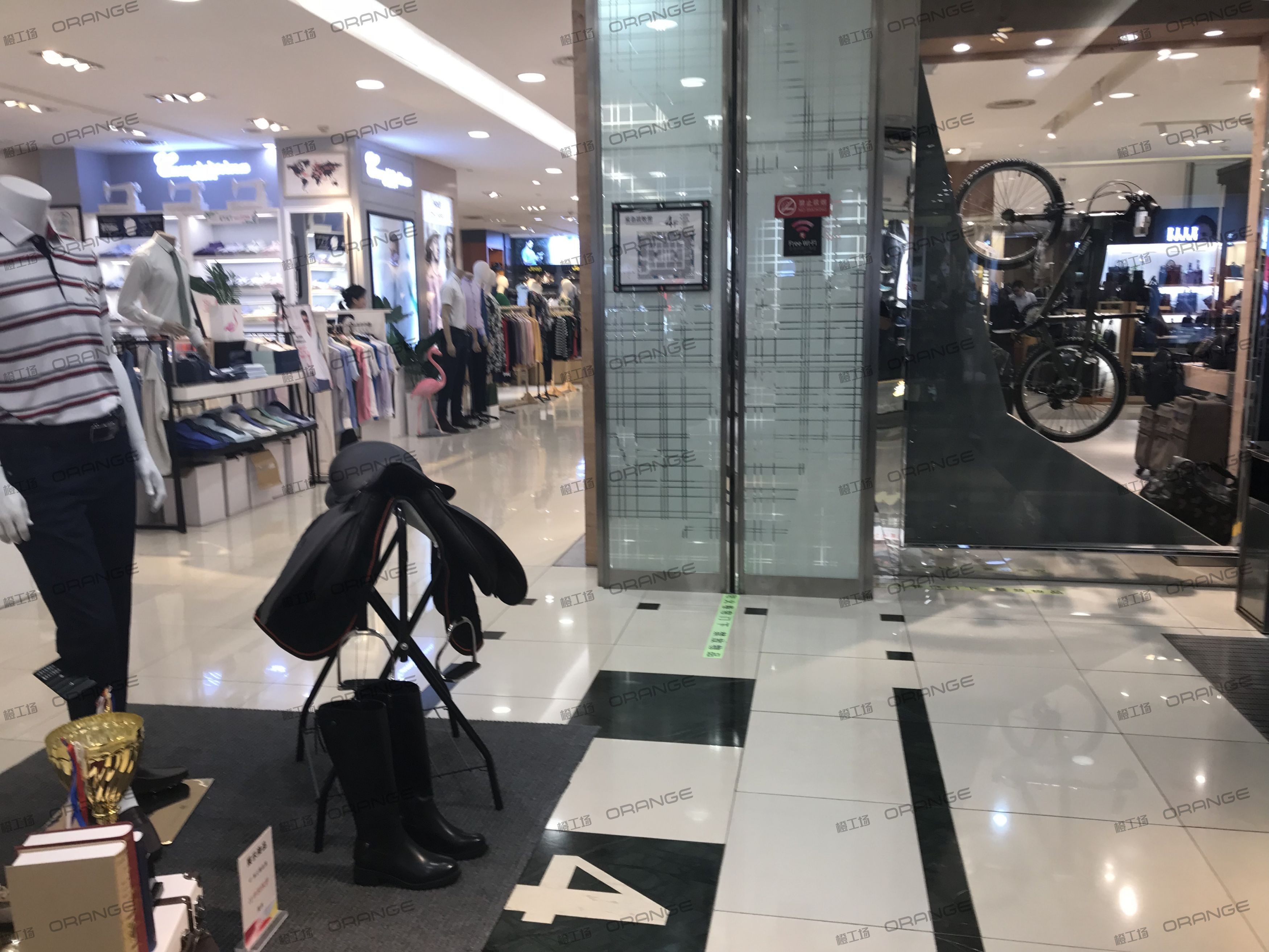 武汉群光广场-室内四层西扶梯北2