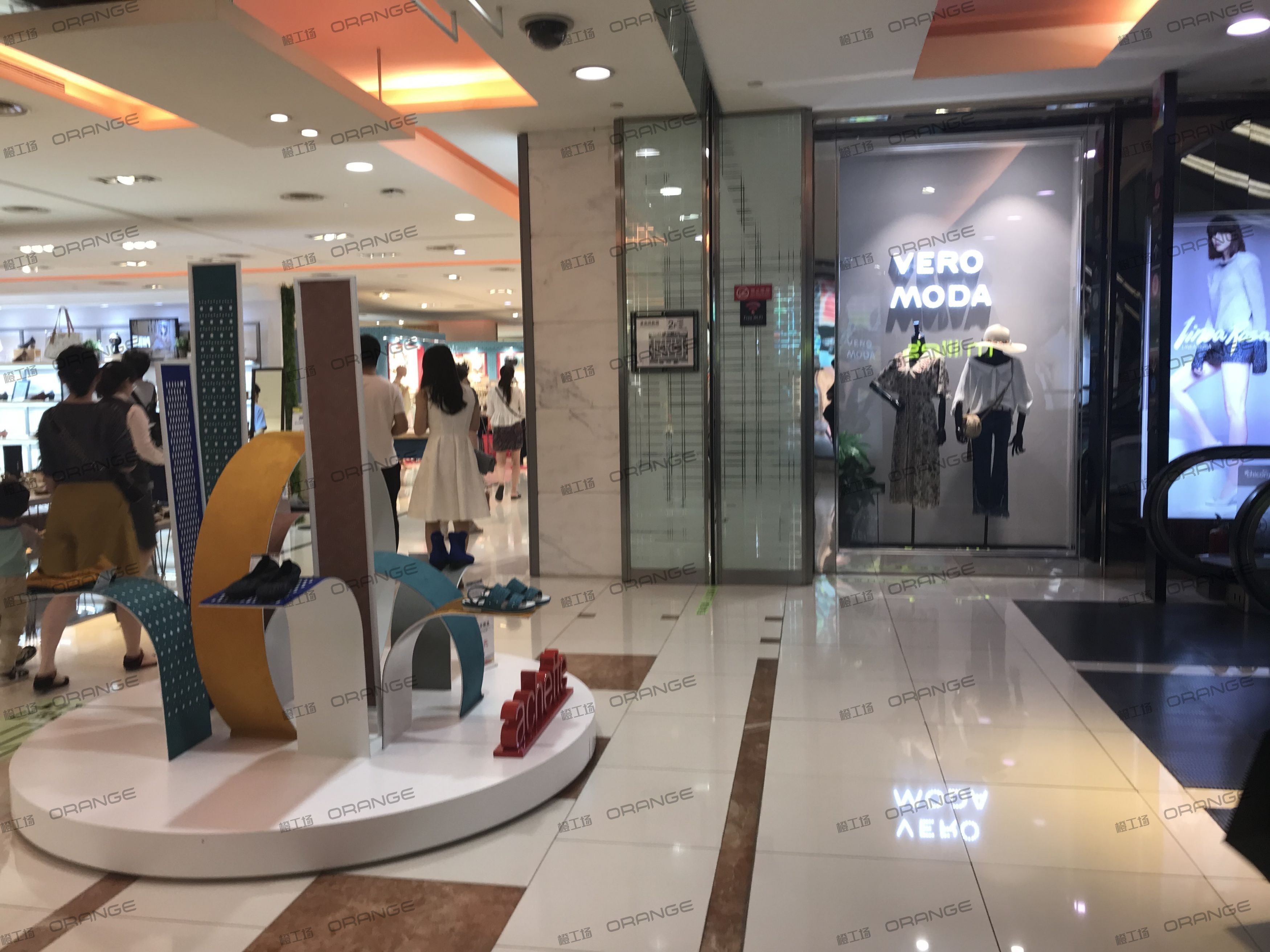 武汉群光广场-室内二层西扶梯北4