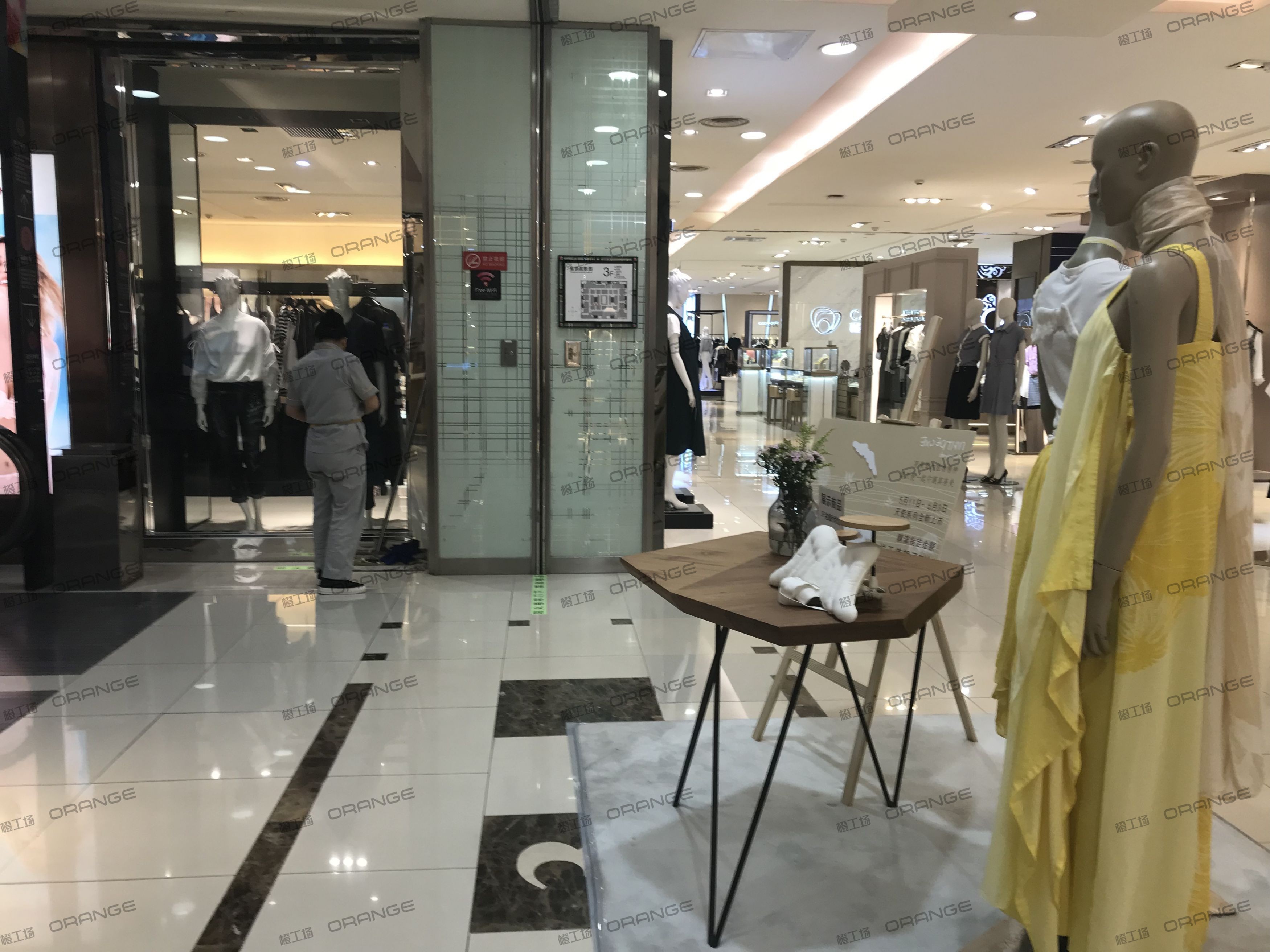 武汉群光广场-室内三层东扶梯南3