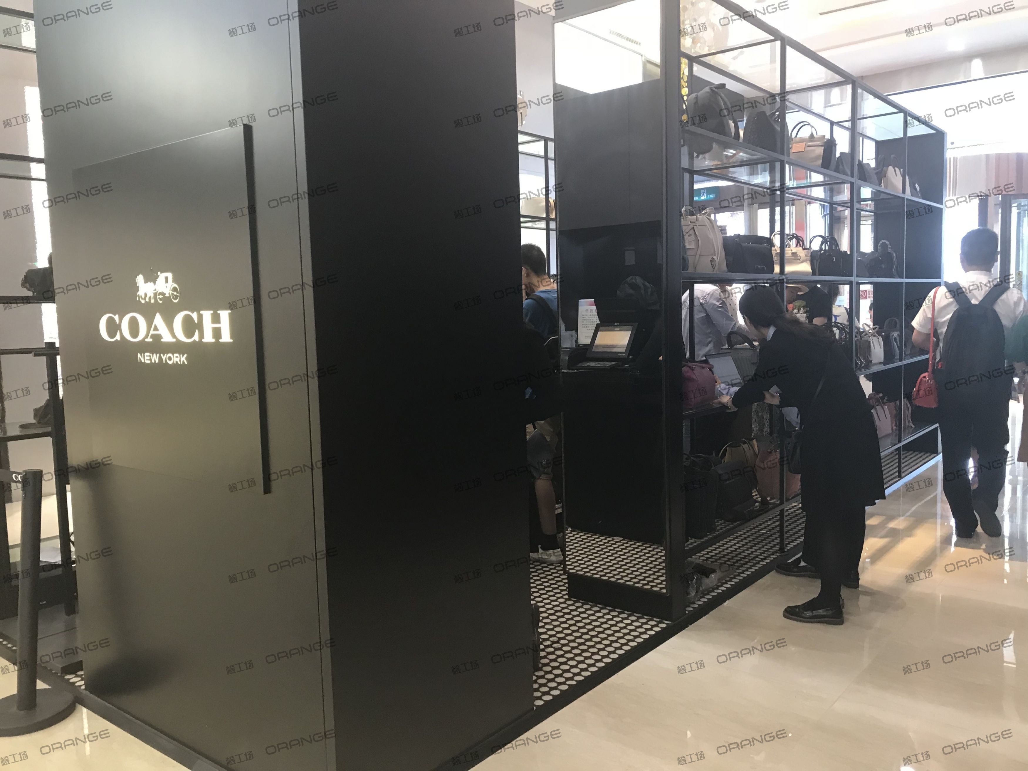 武汉群光广场-室内北侧西门中庭4