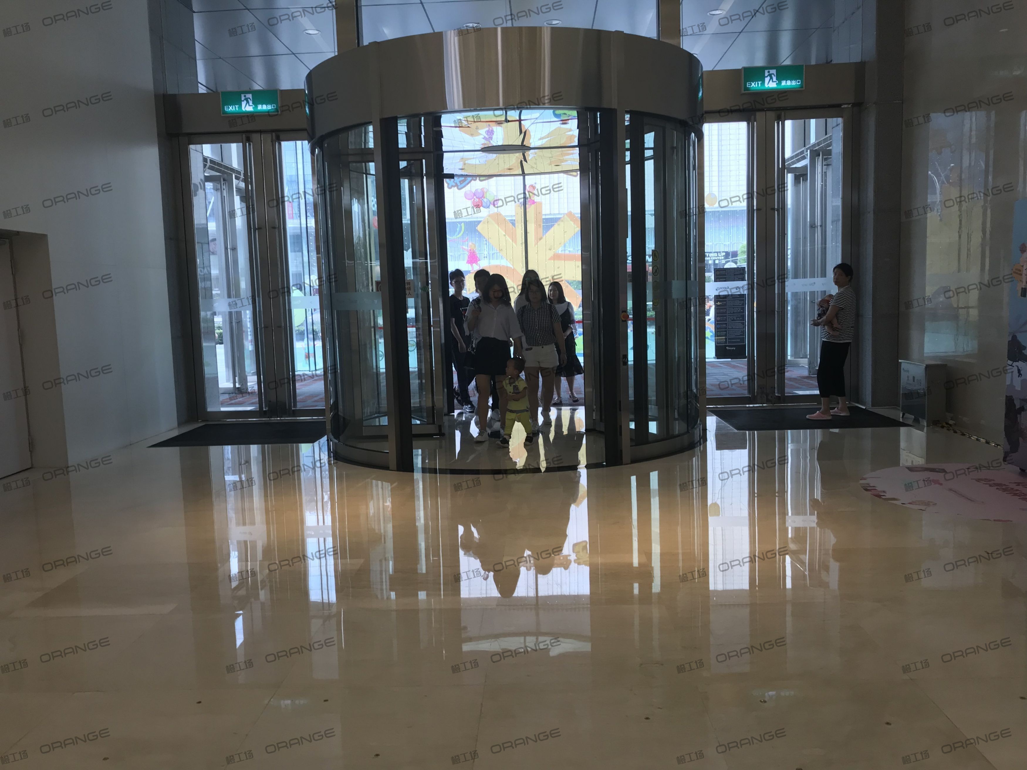 武汉群光广场-室内北侧东门中庭2