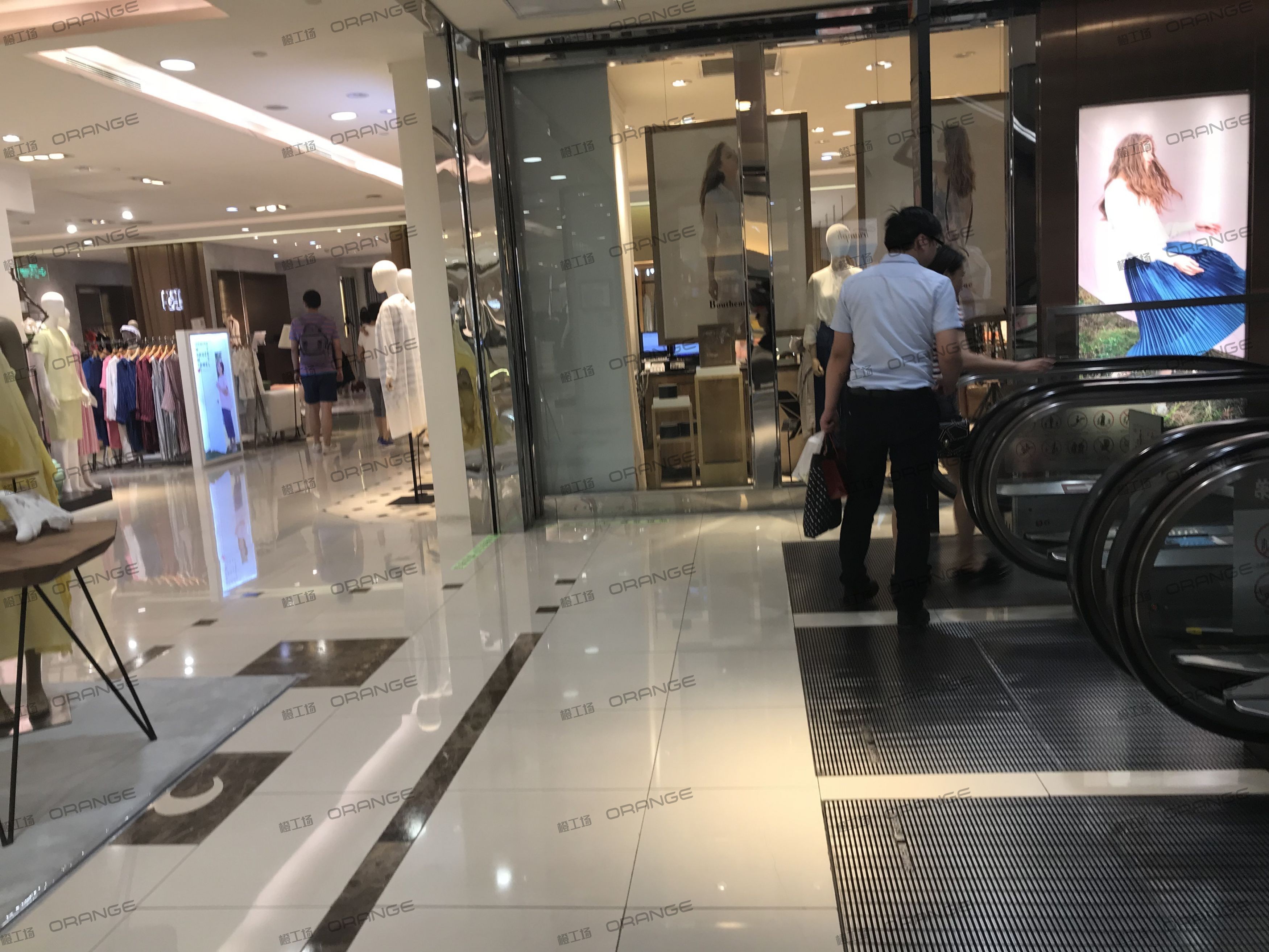 武汉群光广场-室内三层东扶梯南4