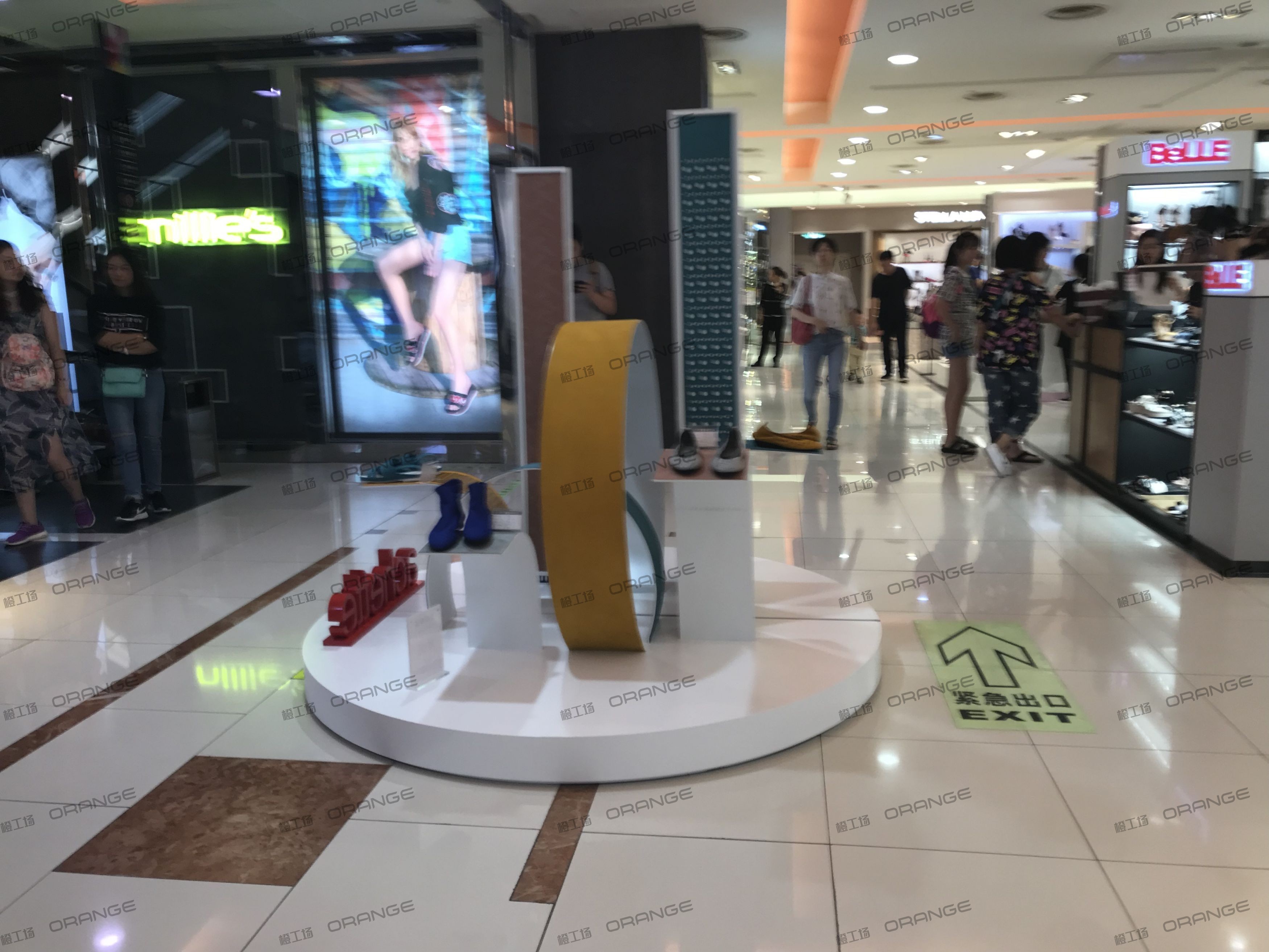 武汉群光广场-室内二层西扶梯北1