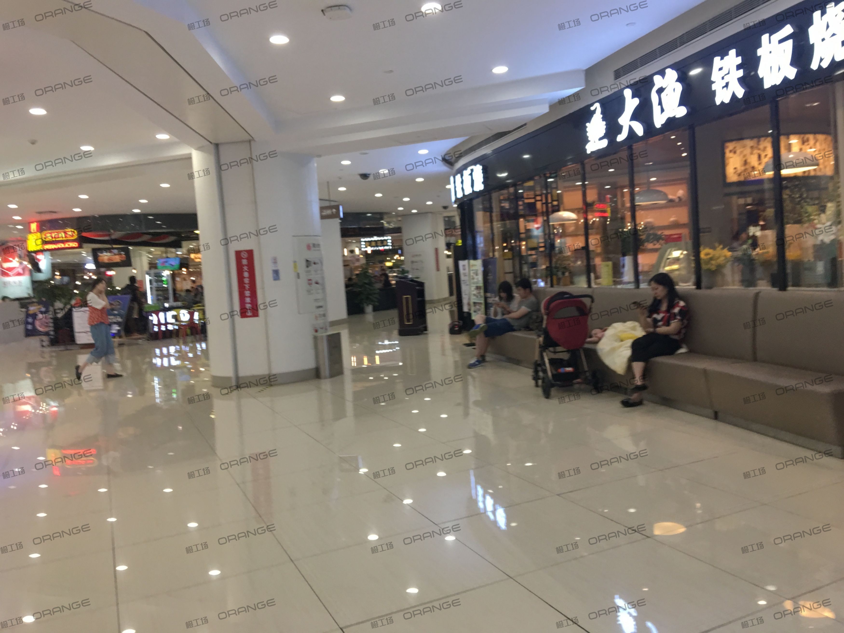 武汉银泰创意城（街道口店）-室内八层中庭环廊东1