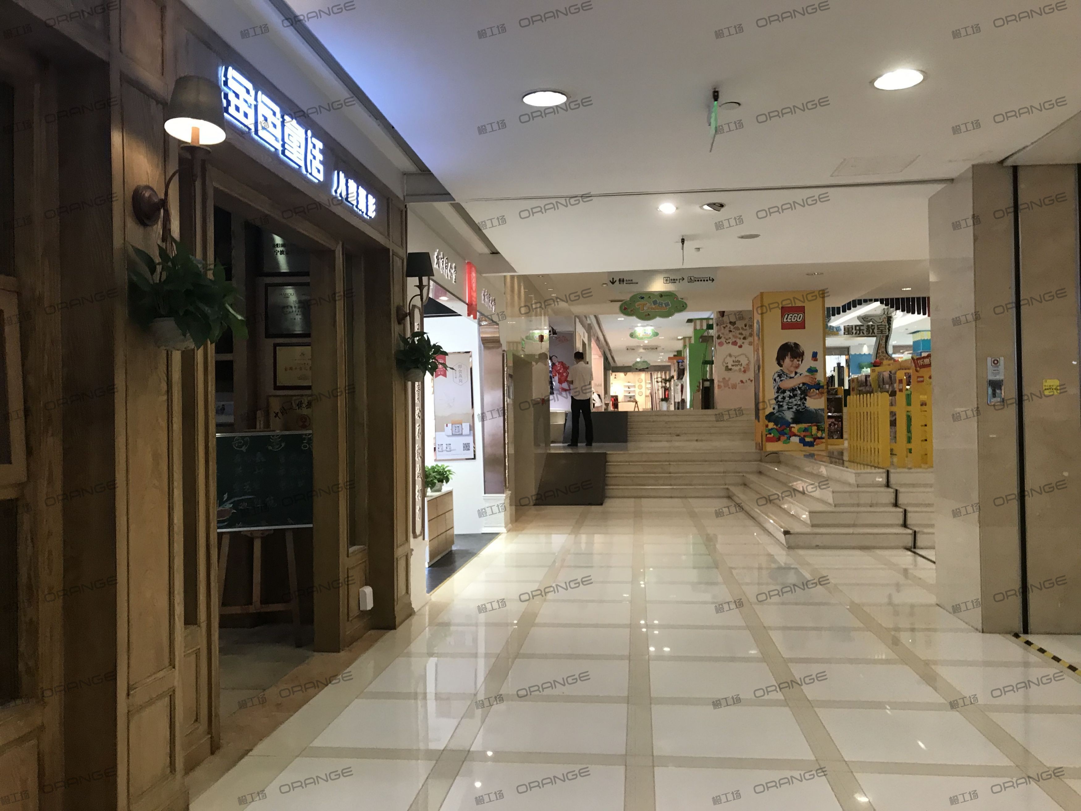 宁波天一国际购物中心-室内四层南扶梯西1