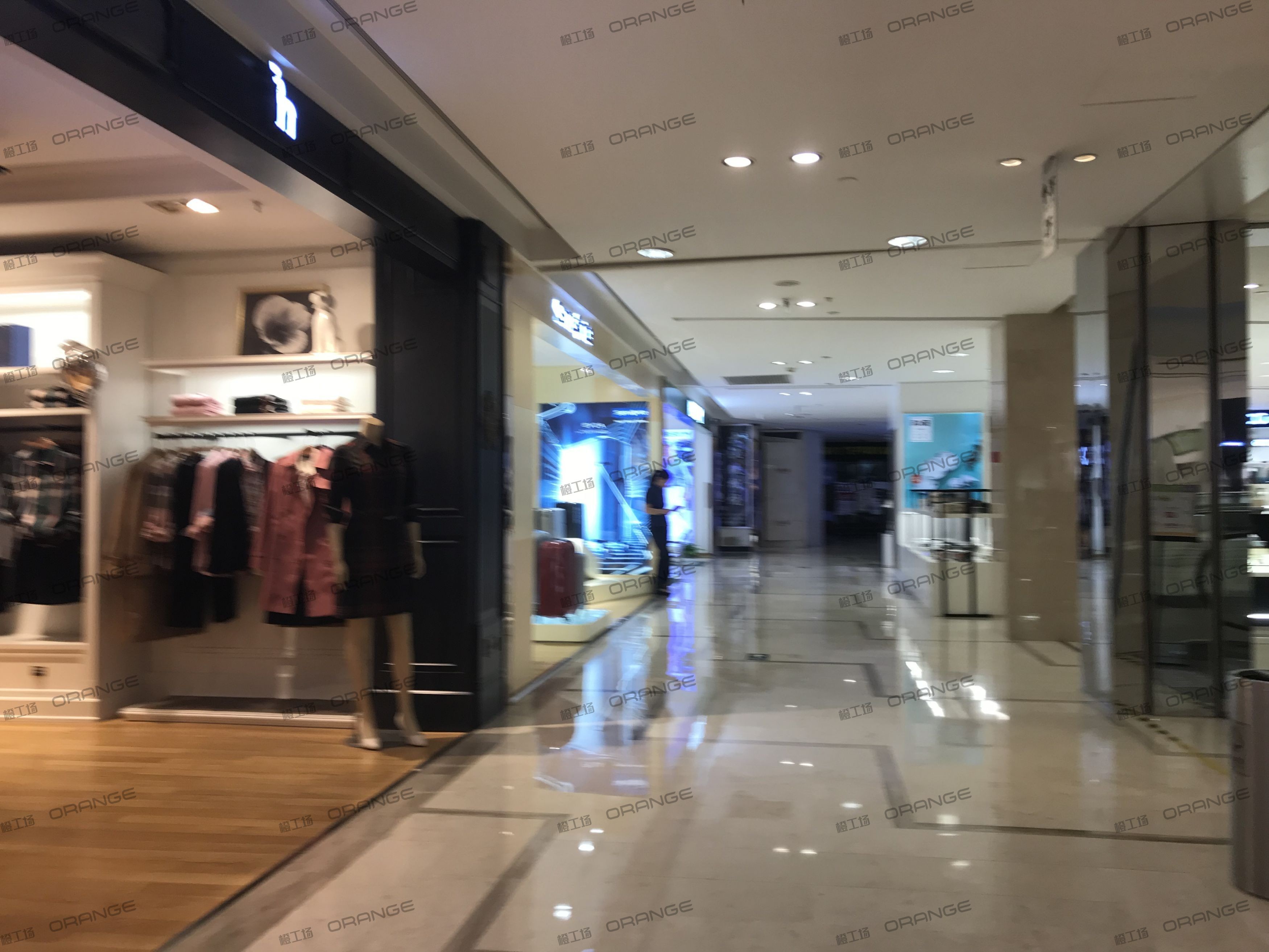 宁波天一国际购物中心-室内二层南扶梯东2